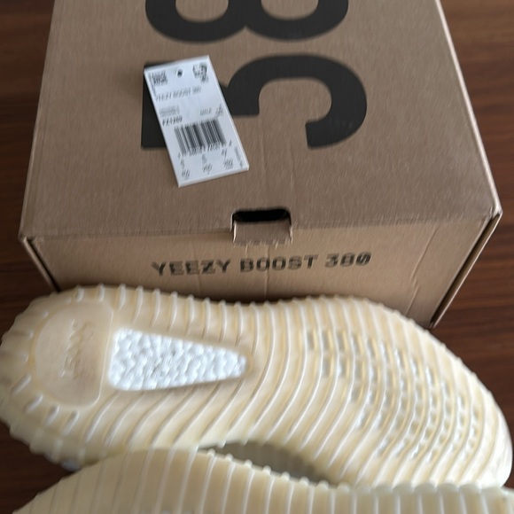 Yeezy boost 380- worn once inside - Picture 3 of 4